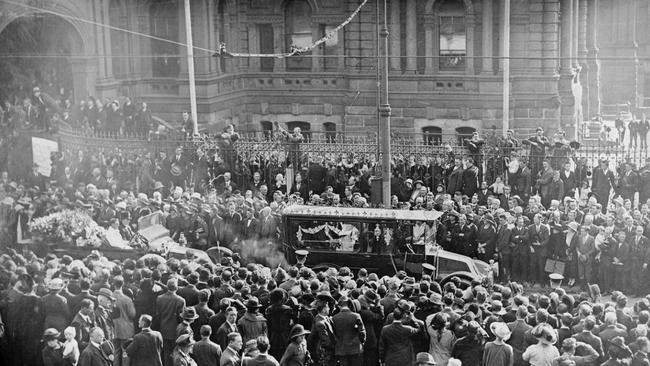 Thousands of mourners attended Henry Lawson’s funeral in 1922. Picture: State Library of Victoria