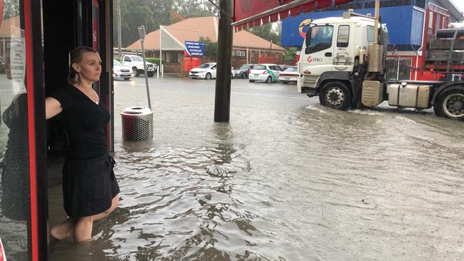 Flooding on Currumbin Creek Road at midday Photo: Glenn Hampson.