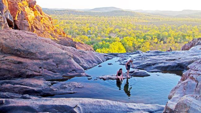 EWWX8M Cooling off in the upper pools at Gunlom. Image shot 2014. Exact date unknown.escape december 6 2020 kendall hill