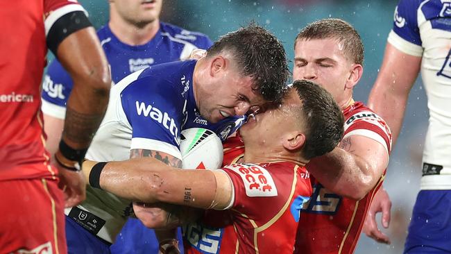 Toby Sexton of the Bulldogs collides with Kurt Donoghoe in the first half. (Photo by Cameron Spencer/Getty Images)